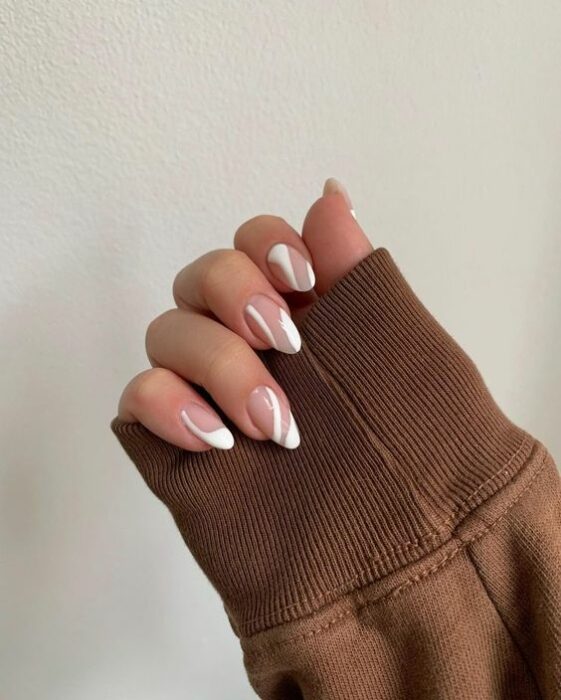 Manicuras con líneas blancas ;15 Ideas para enchular tu manos con un estilo minimalista