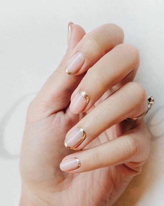 uñas con líneas doradas ;15 Ideas para enchular tu manos con un estilo minimalista