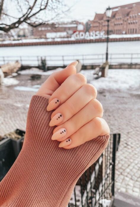 Uñas con puntos negros ;15 Ideas para enchular tu manos con un estilo minimalista