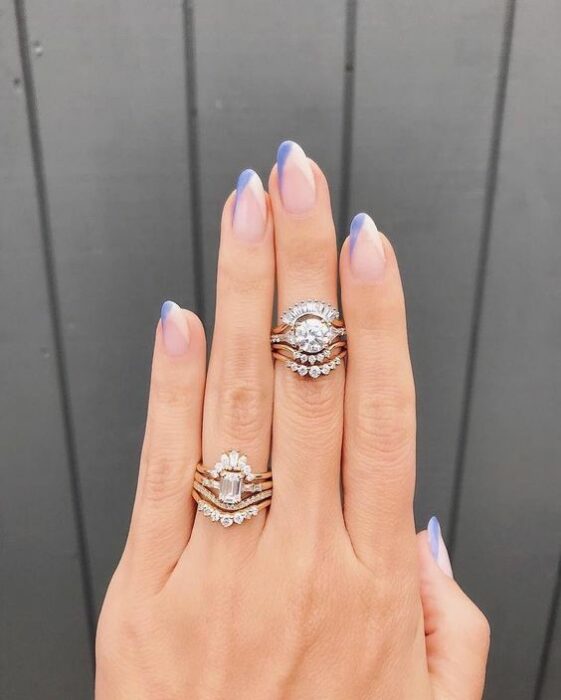 Nails with blue and white lines; 15 Ideas to pimp your hands with a minimalist style