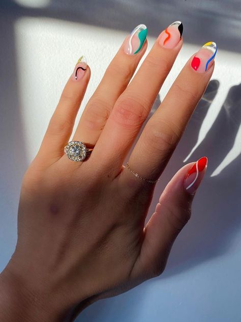 Nails with colored curves; 15 Ideas to pimp your hands with a minimalist style