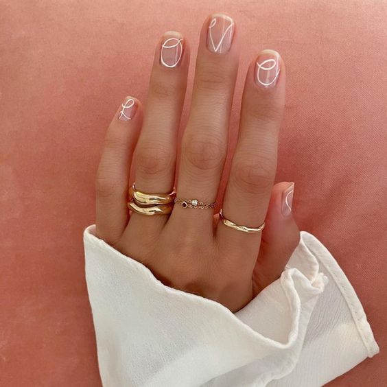 Nails with white curves; 15 Ideas to pimp your hands with a minimalist style