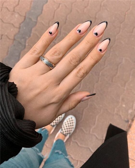 manicure with hearts and dark lines; 15 Ideas to pimp your hands with a minimalist style