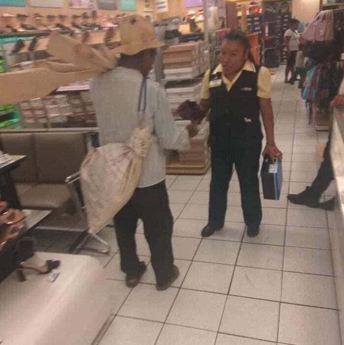 Mujer entregando una caja de zapatos a un abuelito ;Mujer le regala zapatos a abuelito indigente. Los pagó con su propio sueldo