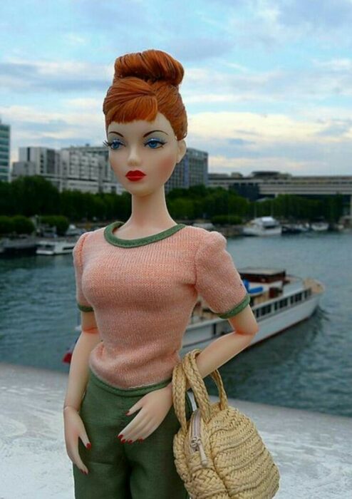 Muleca sosteniendo un bolso ;Muñecas Barbie con estilo Pin Up