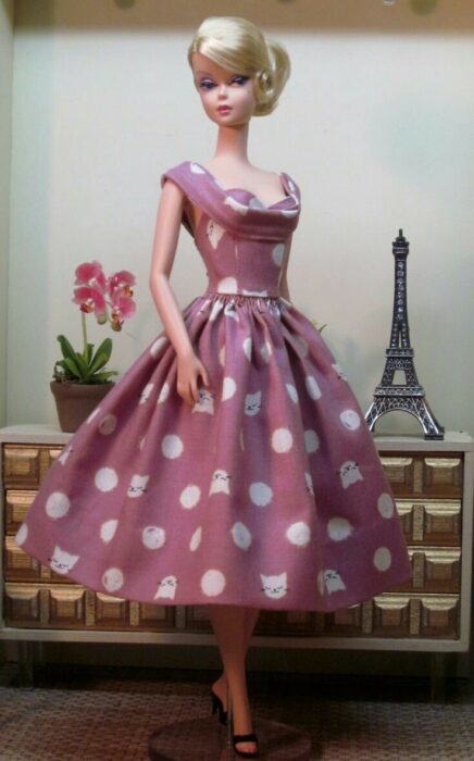 Muleca con vestido rosa y puntos blancos ;Muñecas Barbie con estilo Pin Up