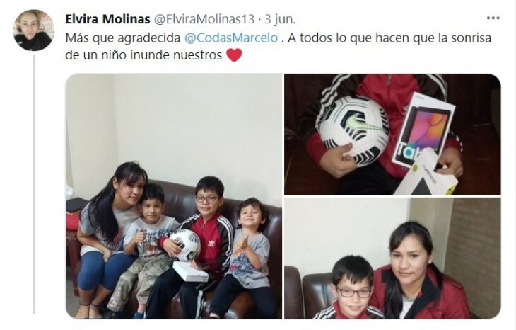 Niño sentado junto a su familia luego de recibir una tablet