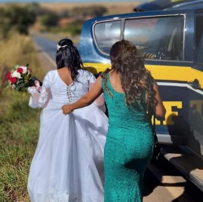 Novia subiendo a la patrilla en medio de la carretera 