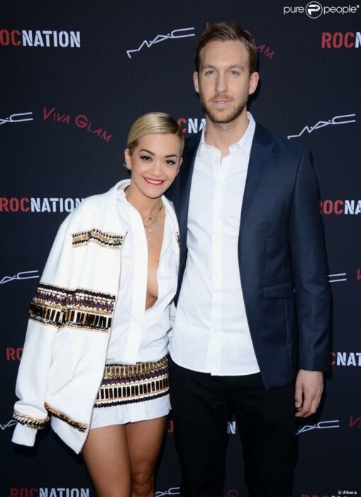 Calvin Harris y Rita Ora posando para una fotografía 