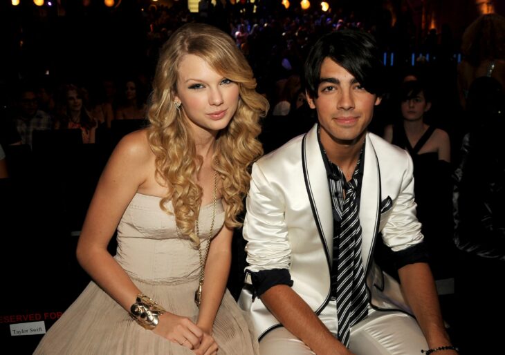 Joe Jonas y Taylor Swift posando para una fotografía 