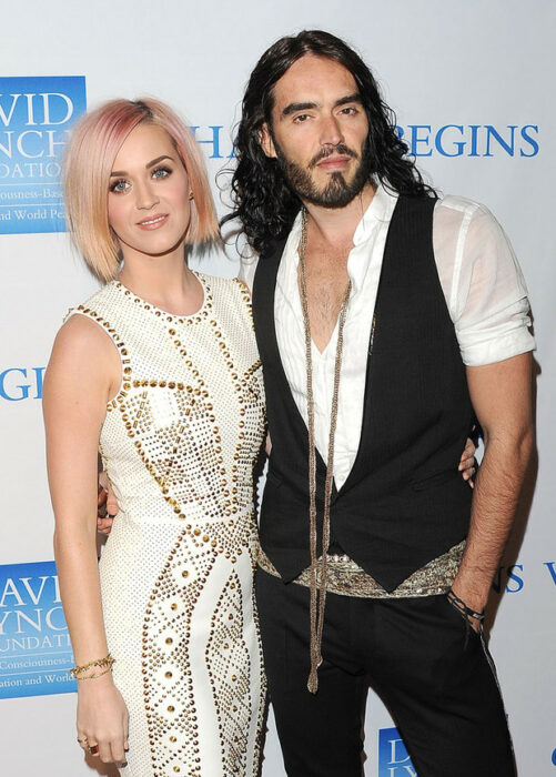 Russell Brand y Katy Perry posando para una fotografía 