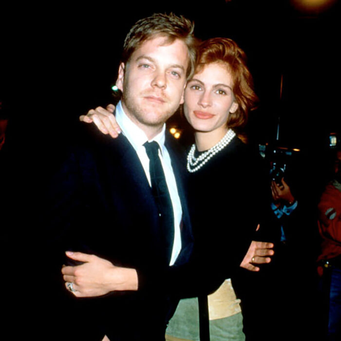 Kiefer Sutherland y Julia Roberts abrazados posando para una foto 