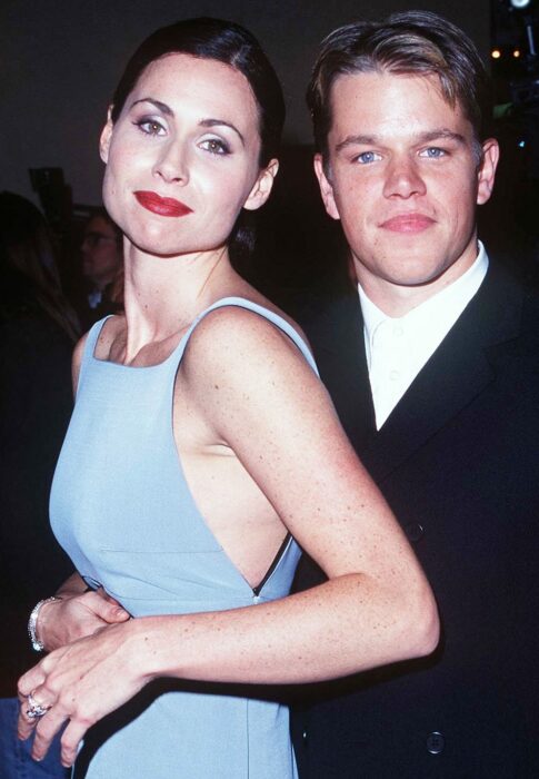 Matt Damon y Minnie Driver posando para una fotografía 