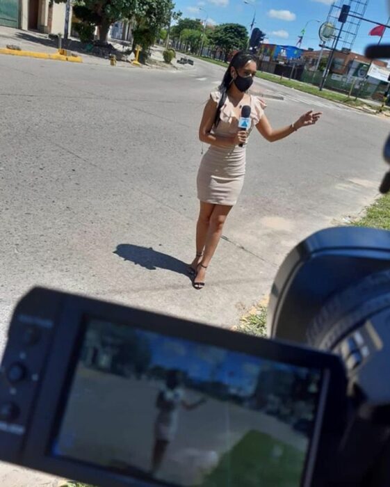 Chica hablando frente a cámara ;Periodista responde a las críticas y burlas por vender sándwiches en la calle