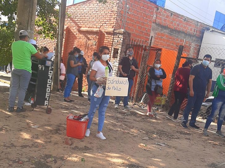 girl selling food on the street;  Journalist responds to criticism and ridicule for selling sandwiches on the street