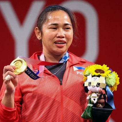 Hidilyn Díaz festejando ganar la medalla de oro en los Juegos Olímpicos 