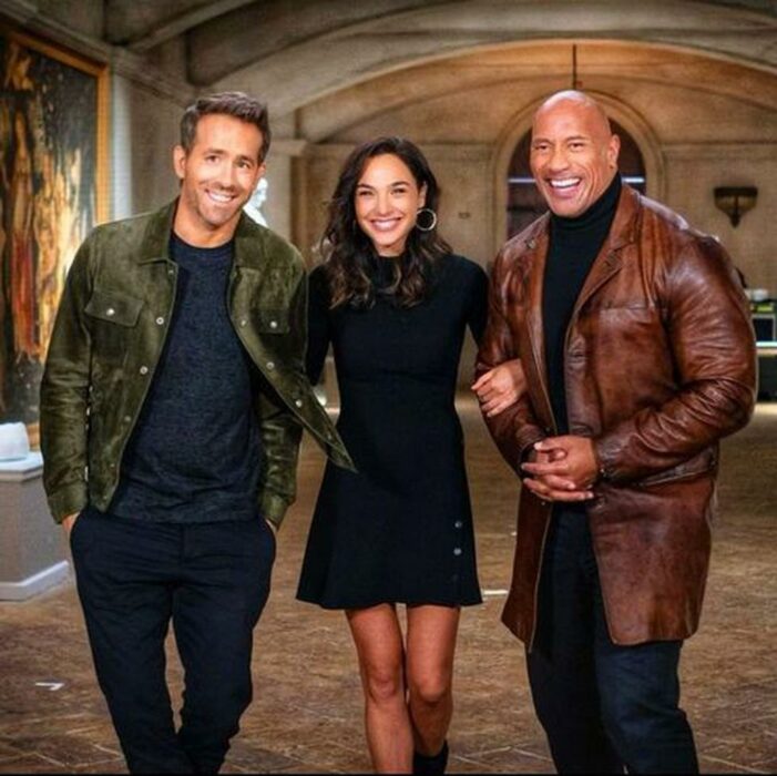 escena de la película Red Notice con Gal Gadot, Ryan Reynolds y Dwayne Johnson; 'Red Notice', la películas más cara de Netflix, se estrenará en noviembre