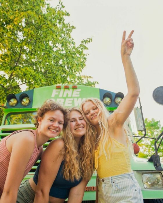 Amigas sonriendo frente a la cámara ;Renuevan un camión y viajan juntas por el mundo después de ser engañadas por el mismo chico