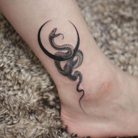 Serpiente sobre la luna ;17 Tatuajes con serpientes que tu Medusa interior aprobará