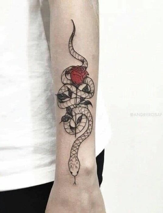 Serpiente con una rosa ;17 Tatuajes con serpientes que tu Medusa interior aprobará