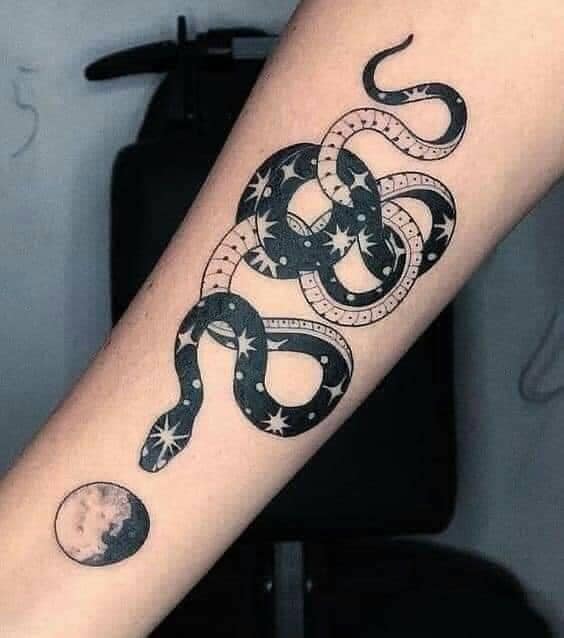Serpiente en el espacio ;17 Tatuajes con serpientes que tu Medusa interior aprobará