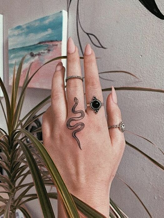 Serpiente como anillo ;17 Tatuajes con serpientes que tu Medusa interior aprobará