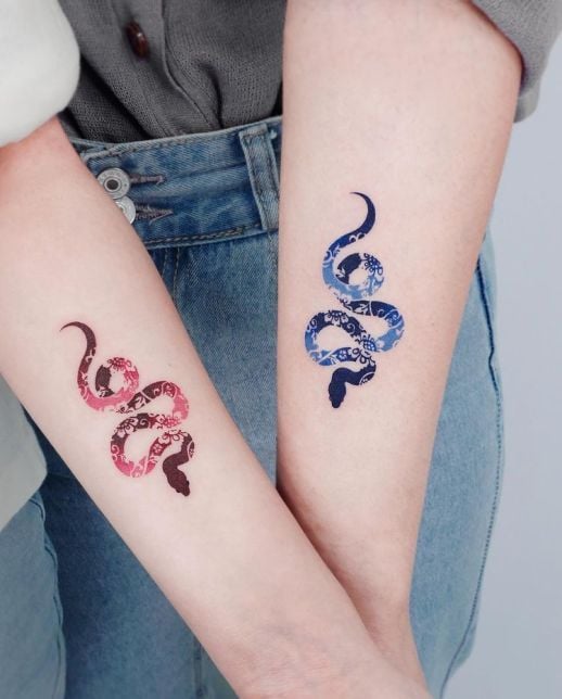 Serpientes en rojo y azul ;17 Tatuajes con serpientes que tu Medusa interior aprobará