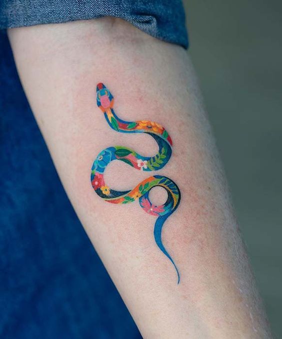 Serpiente con flores ;17 Tatuajes con serpientes que tu Medusa interior aprobará