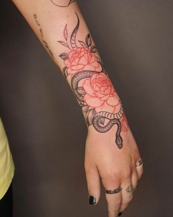 Serpiente enredada en rosas rojas ;17 Tatuajes con serpientes que tu Medusa interior aprobará