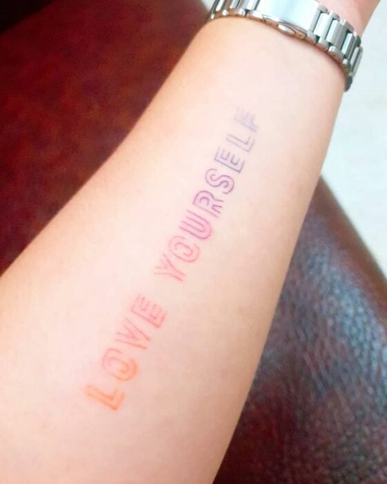 Mensaje Love Yourself ;15 Tatuajes para llevar tu amor por BTS al siguiente nivel