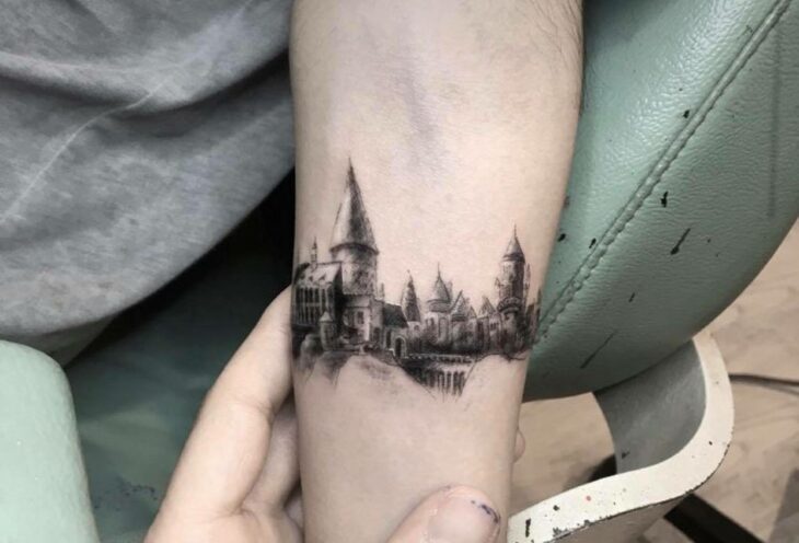 Castillo mágico ;18 Tatuajes inspirados en 'Harry Potter' que te llevarán de vuelta a Hogwarts 