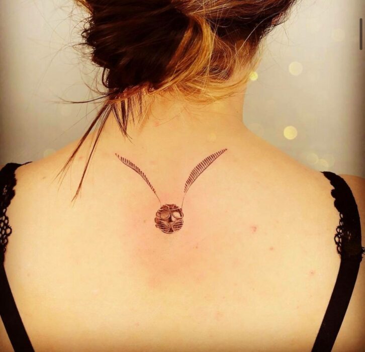 Snitch dorada ;18 Tatuajes inspirados en 'Harry Potter' que te llevarán de vuelta a Hogwarts 