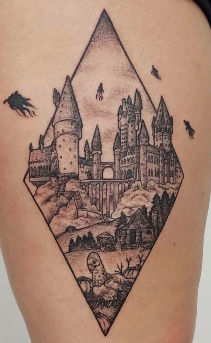 Castillo Hogwarts ;18 Tatuajes inspirados en 'Harry Potter' que te llevarán de vuelta a Hogwarts 