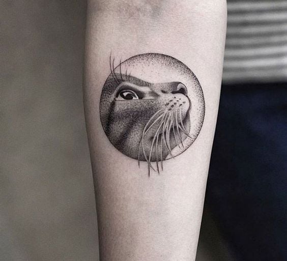 Gato dentro de un círculo ;15 Hermosos tatuajes para mostrar que eres una 'animal lover'