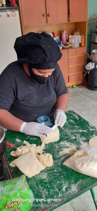 Chica cocinando empanadas ;Vende empanadas caseras para cumplir su sueño de ser militar e internet ya salió al rescate