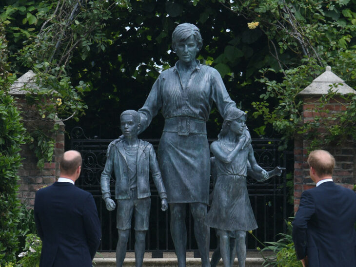 Harry y William develando la estatua de diana en su cumpleaños 60