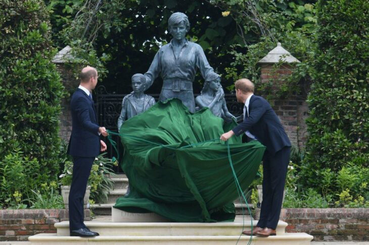 Harry y William develando la estatua de diana en su cumpleaños 60