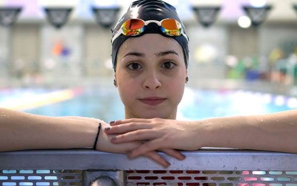 Yusra Mardini nadando durante los juegos olímpicos de tokio 2020