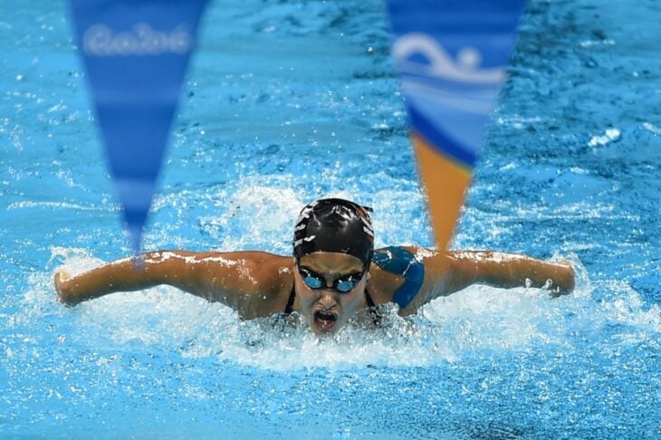 Yusra Mardini nadando durante los juegos olímpicos de tokio 2020