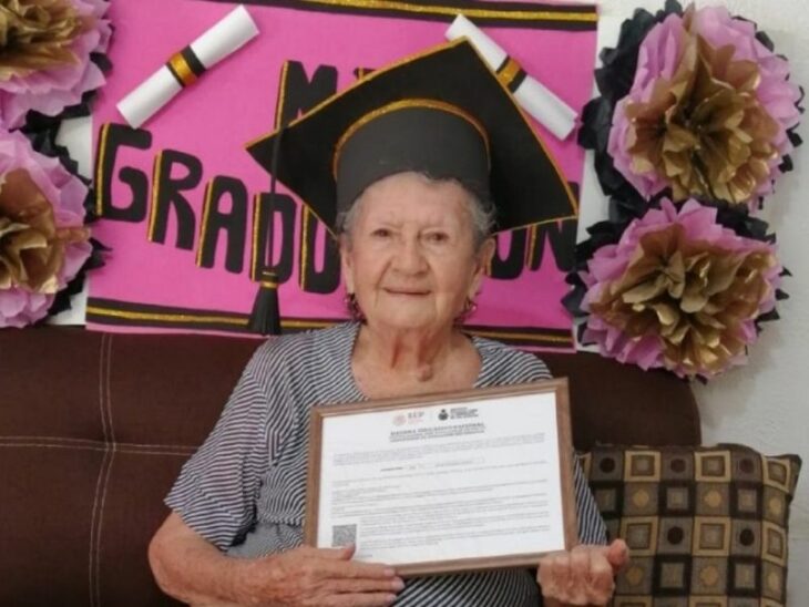 Mujer sosteniendo un diploma ;abuelita se graduó de la secundaria a los 89 años 