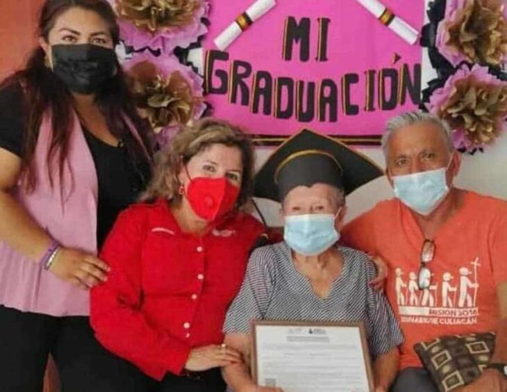 Adulta mayor en plena graduación ;abuelita se graduó de la secundaria a los 89 años 