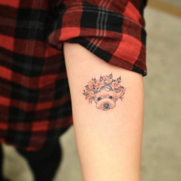 Perrita con corona de flores ;15 Hermosos tatuajes para mostrar que eres una 'animal lover'
