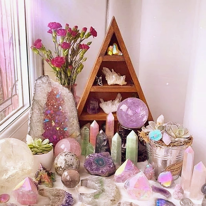 home decorations, bedroom, room, room, living room, lamps, furniture, candles, decorations with pink quartz and crystals