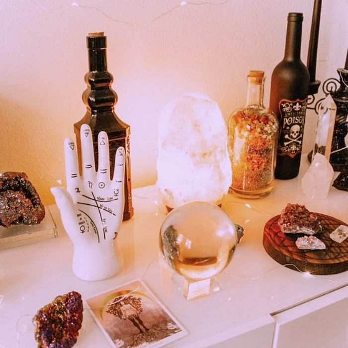 home decorations, bedroom, room, room, living room, lamps, furniture, candles, decorations with pink quartz and crystals