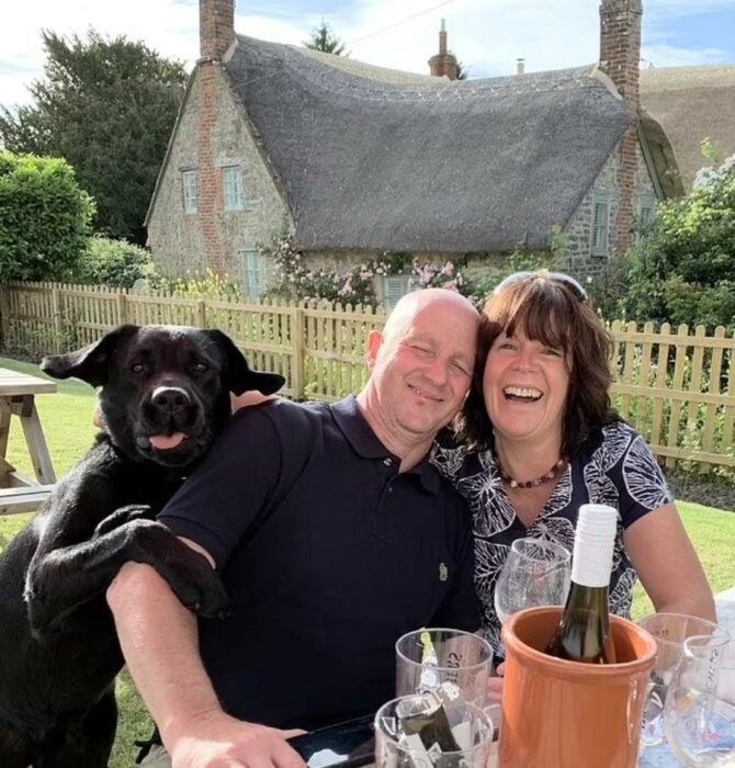 Perrito haciendo un photobom junto a sus papás humanos 