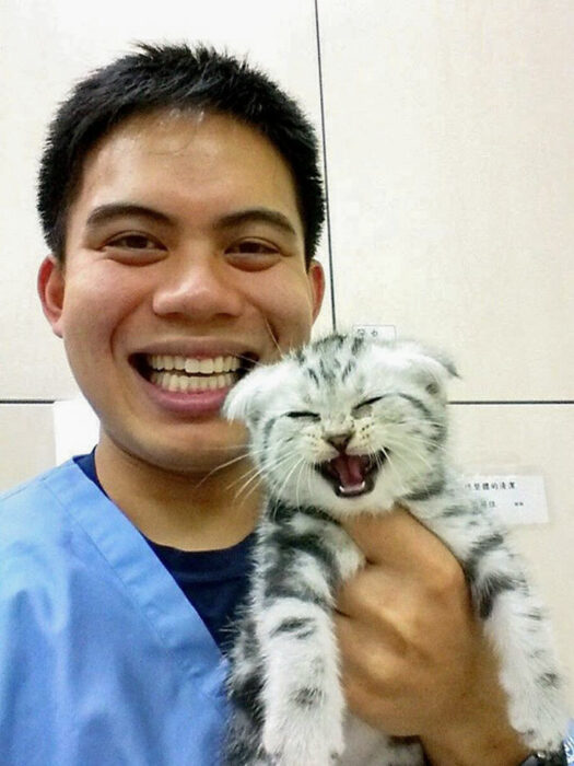 Gato y veterinario sonriendo ;20 Mascotas que se mostraron amorosamente agradecidos con sus veterinarios