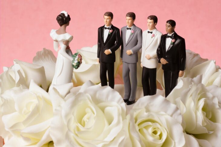 Muñecos de bodas sobre un pastel; Sudáfrica considera permitir que las mujeres tengan varios maridos e internet ya reaccionó