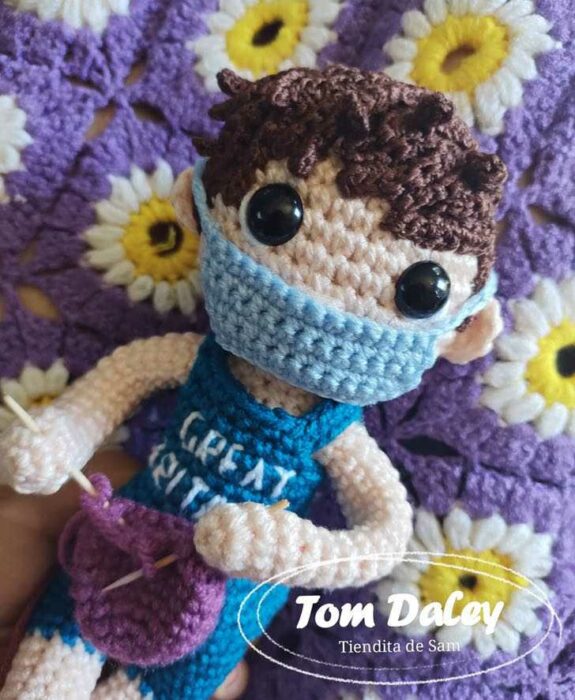 Muñeco tejido; Artesana mexicana hizo un muñeco de Tom Daley y él ya le respondió