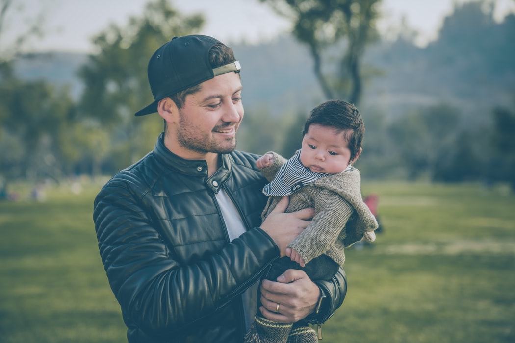 Papá cargando a su bebé; Así es como los abrazos de papá benefician el desarrollo de su bebé estudio