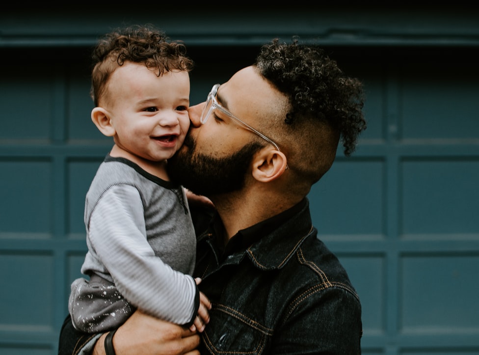 Papá abrazando a su bebé; Así es como los abrazos de papá benefician el desarrollo de su bebé estudio